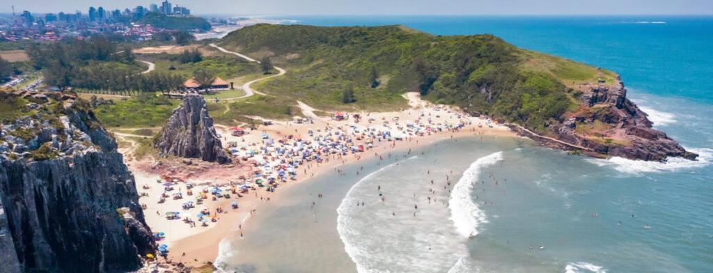 Kitnet K1 Em Torres-Rs - Na Mais Bela Praia Gaucha - Cozinha - Banheiro - Ar Condicionado - Smart Tv 32' - Wi-Fi - Anfitria Superhost No Bnb Dış mekan fotoğraf