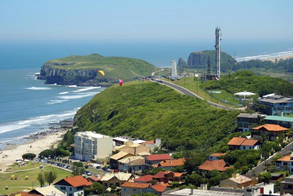 Kitnet K1 Em Torres-Rs - Na Mais Bela Praia Gaucha - Cozinha - Banheiro - Ar Condicionado - Smart Tv 32' - Wi-Fi - Anfitria Superhost No Bnb Dış mekan fotoğraf